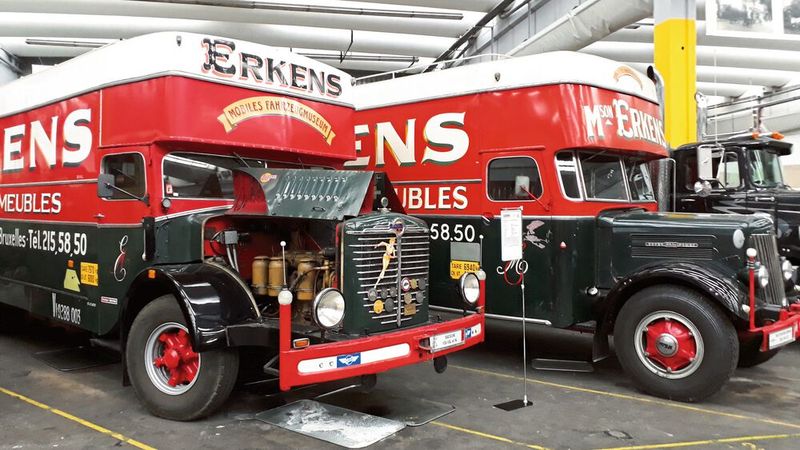 Eines von zwei optischen, aber auch technischen Highlights, ist dieser Büssing FD6, VGL 46 NL Möbelwagen, links im Bild: Der „Erkens“ – so benannt nach seinem ehemaligen Besitzer, einem belgischen Spediteur. Der rettete das schöne Teil, Baujahr 1931, über den zweiten Weltkrieg und nutzte ihn viele weitere Jahre. Allerdings wurde irgendwann der originale 15-Liter-Sechszylinder-Büssingmotor durch ein amerikanisches Cummins-Aggregat ersetzt. (Bild: Dominsky – VCG)