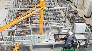 Die patentierte industrielle Automatisierungslösung zur Tiefentladung von Hochleistungsbatterien verkürzt einen bislang 24 Stunden dauernden Prozess auf bis zu unter 15 Minuten. (Bild: Bosch Rexroth)