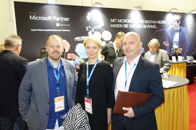 Sven Schuur und Jasmin Hamann, SSU, mit Gunnar Laase, Ingram Micro. (Bild: IT-BUSINESS)