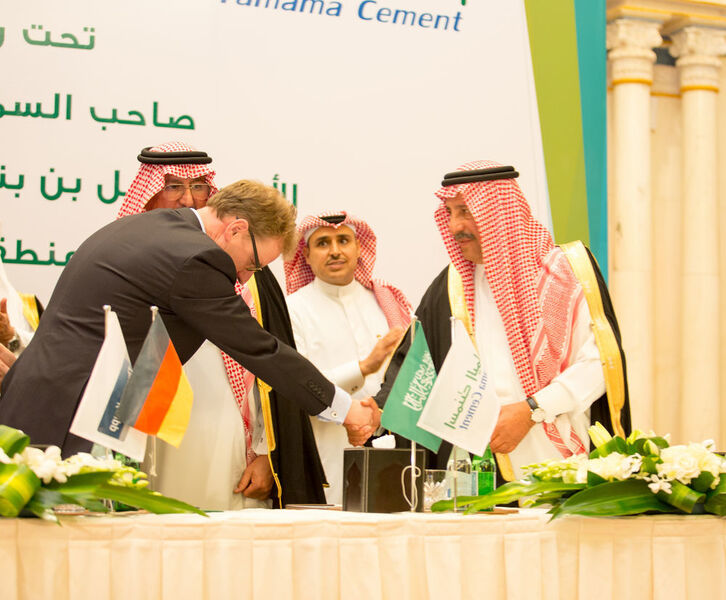 Handshake after conclusion of contract between Jens Michael Wegmann, CEO and Chairman of the Executive Board of the Industrial Solutions business area of the thyssenkrupp Group, (left) and H.H. Prince Sultan Bin Mohammad Bin Saud Al-Kabeer, Vice President and Managing Director Yamama (right) (Picture: Thyssenkrupp)