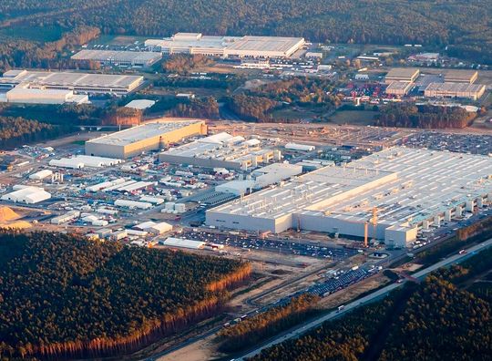 Das Tesla-Werk in Grünheide soll soweit ausgebaut werden, dass rund eine Million Elektroautos im Jahr vom Band laufen können. Doch diese räumliche Expansion des Elon-Musk-Betriebes in Brandenburg löst bei Bürgern und Umweltschützern berechtigten Ärger aus ...(Bild:  Tesla)