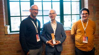 Prof. Dr. iur. Christoph Schmidt (m.) konnte den Wettbewerb für sich entscheiden. Hier mit Harald Felling, CEO bei ]init[ (l.), und Basanta E. P. Thapa, Geschäftsführer des Nationalen E-Government Kompetenzzentrums (NEGZ) (r.) (© Wegweiser Media Conferences GmbH / Jens Jeske)