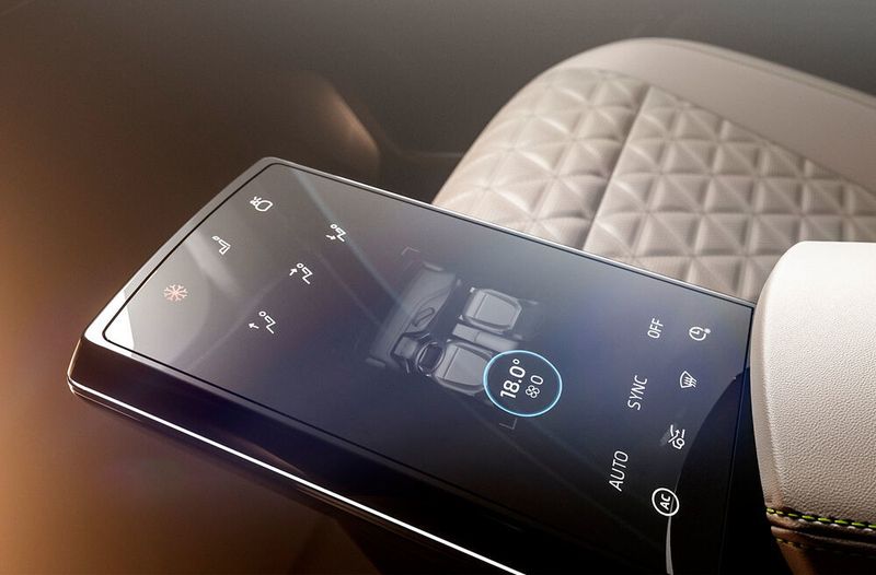 An Displayfläche mangelt es dem M-Byte von Byton jedenfalls nicht. Auch auf der Mittelkonsole gibt es einen Touchscreen. (Byton)