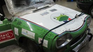 Mit diesem Wrack befanden sich zwei junge Männer auf dem Rückweg von der Mongolei nach Frankreich. (Polizei Salzburg)