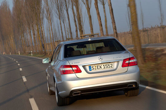 Der Mercedes E 300 Bluetec Hybrid kommt im Juni zu Preisen ab rund 51.800 Euro in den Handel.  (Foto: Mercedes)
