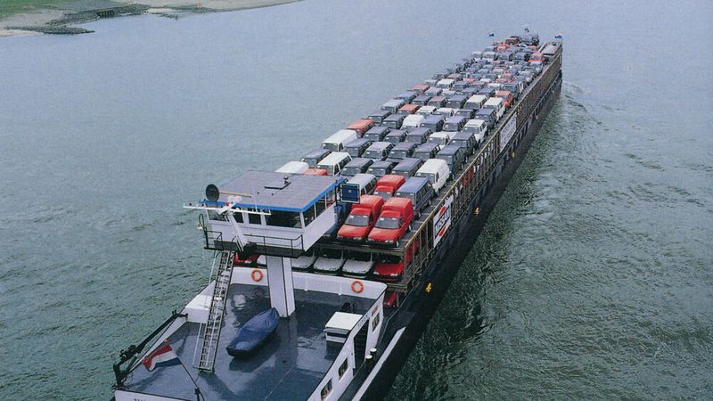 Ab aufs Schiff und dann zum Kunden: Neuwagen von Nissan im Jahr 1992. (Bild: Nissan)