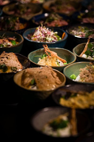 Bei der Abendveranstaltung am Vorabend der Veranstaltung im Maschinenhaus des Bürgerbräus Würzburg kamen bereits zahlreiche Teilnehmer bei gutem Essen und Trinken zusammen. Bereits hier gab es regen Austausch.  (Bild: Stefan Bausewein)