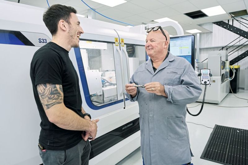 Cameron Adams et Julian Connors, ingénieur de service chez Studer, lors de la mise en service de la S33. (Source : Fritz Studer AG)
