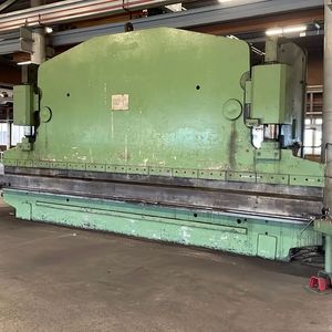 Eine weitere Abkantpresse, die ersteigert werden kann, ist diese Beyler-P800 x 6200.(Bild:  Surplex)