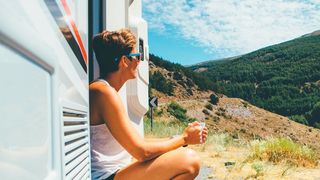 Ausgestattet mit den Produkten von Lamilux verwandeln sich Wohnmobile im Urlaub in ein sicheres und gemütliches Eigenheim. (Lamilux)