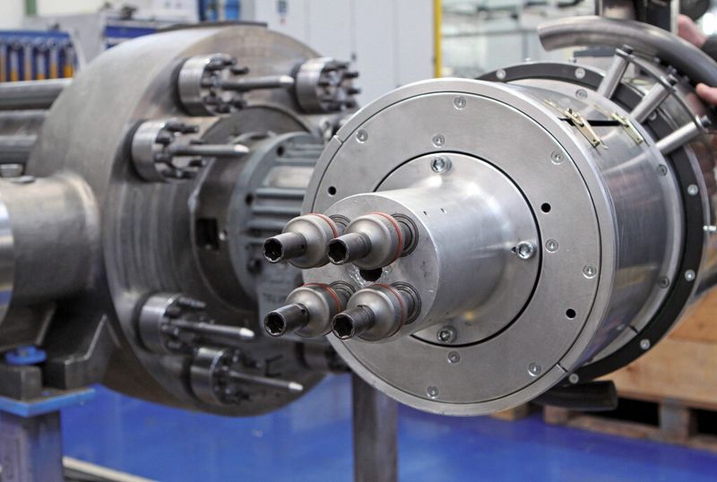 Bild 1: Durch eine Kulissenführung mit Schnellverstellung deckt der Vierfachschrauber alle bei Sulzer Pumpen vorkommenden Schraubbilder der Superbolt-Größen M52 bis M80 ab. Das kleinste Stichmaß der vier Spindeln beträgt nur 82 mm und erlaubt das Anziehen sehr nah beieinander liegender Schraubfälle. (Bild: Desoutter)