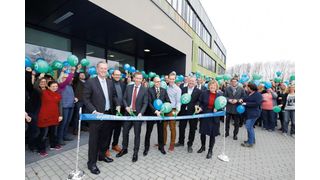 Beim Band-Durchschneiden anlässlich der Einweihung: Adrian Percy, Leiter Forschung und Entwicklung, Axel Trautwein, Leiter Chemische Forschung, Markus Dollinger, Leiter Insektizidforschung, Daniel Zimmermann, Bürgermeister der Stadt Monheim am Rhein, Projektleiter Torsten Knohl und Bayer-Standortleiterin Simone Rosche. (Bayer AG)