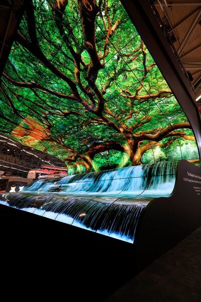Blickfang auf dem Stand von LG Electronics: Die OLED-Falls-Installation, bestehend aus 88 flexiblen Open-Frame-OLED-Displays. (LG Electronics)