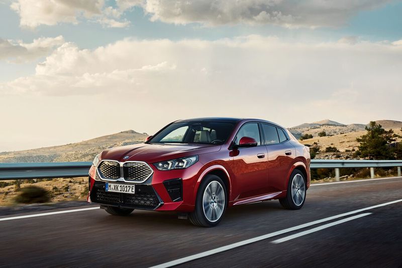 Die Neuauflage des X2 wird BMW auch mit E-Antrieb als iX2 anbieten.(Bild:  BMW)