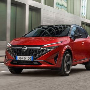 Durch das Facelift hat der Nissan-Bestseller an Frische und optischer Präsenz gewonnen.(Bild:  Nissan)