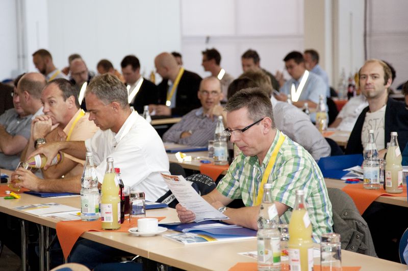 ... noch einmal schnell das Programm studiert... entweder in gedruckter Form ... (D. Vogt, Vogel Business Media)