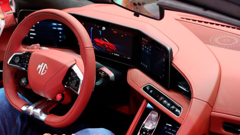 Innen: große Displays und ein luxuriöses Interieur (Bild: Diehl – VCG)