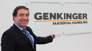 Das neue Genkinger-Logo, das Geschäftsführer Richard Ludwig hier präsentiert, hat den Einsatzbereich der Produkte und Dienstleistungen des Unternehmens im Untertitel. (Bild: Genkinger)