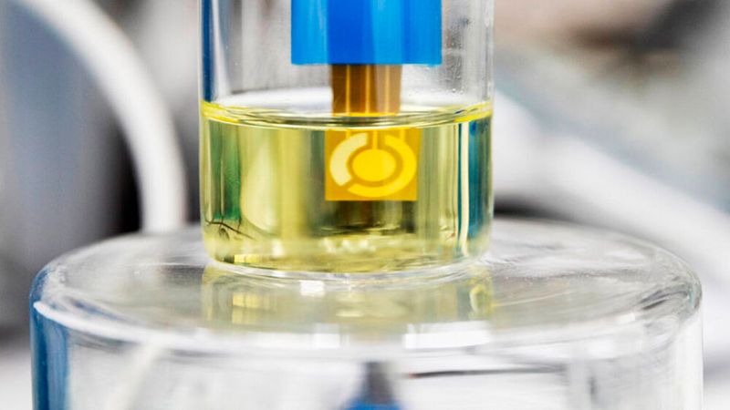 Die beiden französischen Tech-Unternehmen Linxens und Presto Engineering wollen gemeinsam einen kostengünstigen Einwegsensor entwickeln. Das Besondere daran ist, dass der ASIC direkt in den Biosensor integriert ist.(Bild:  Linxens)