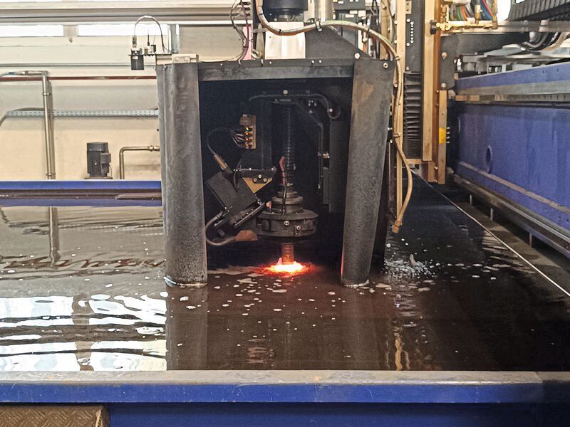 Der österreichische Anlagenbauer Kremsmüller braucht dringen eine modern Schneidmaschine, die möglichst viel kann. Bei Messer Cutting Systems wurde er mit Blick auf die CNC-Schneidanlage Omnimat schließlich fündig. Lesen Sie hier, warum diese überzeugte ... (Bild: Messer Cutting Systems)