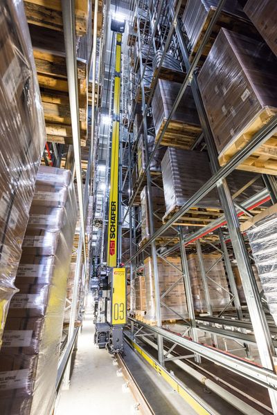 Die doppeltiefen Regale werden von Geräten des Typs Exyz von SSI Schäfer bedient und direkt aus SAP angesteuert. (Bild: SSI Schäfer)