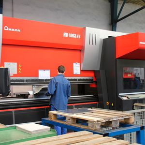 Auf der Amada-Abkantpresse HD 1003 ATC können die Mitarbeiter bei Dreeskornfeld rüstintensive Teile besonders schnell fertigen.(Bild:  Itasse)