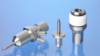 Links ist ein Standardtyp eines Wasserstrahl-Schneidkopfs zu sehen. Daneben ist das sogenannte Fokussierrohr mit dem modularen Adapter des vom Fraunhofer IPT neu entwickelten Schneidkopfs platziert. Der Newcomer soll die Wartung von Wasserstrahl-Schneidanlagen erleichtern und damit Kosten sparen. (Fraunhofer IPT)