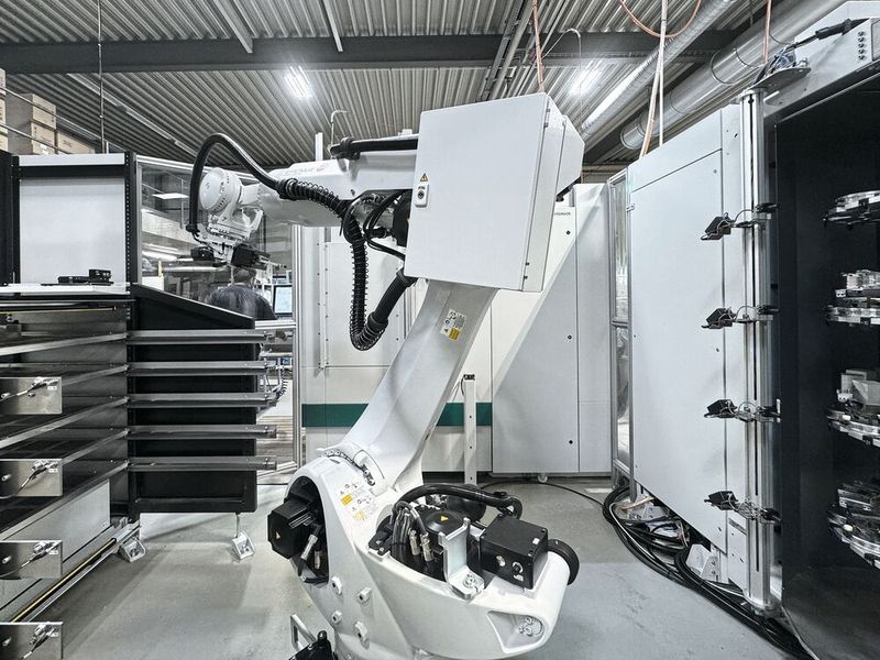 «Erowa Robot Six» mit kombiniertem Paletten- und Rohteilhandling. (Bild: Erowa AG)