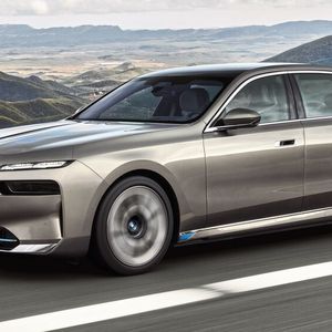 Der neue BMW 7er ist auf fast 5,40 Meter gewachsen und startet ausschließlich als BEV.(Bild:  BMW)