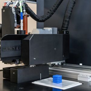 Dank der Aceo-Technologie lassen sich mit Siliconelastomeren innovative Produktdesigns und komplexe Geometrien für das Rapid Prototyping realisieren. Der 3D-Druck von Wacker eignet sich zudem für die Serienfertigung und Herstellung von Ersatzteilen.