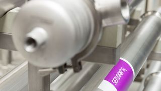 Mittels Sepuran-Hohlfasermembranen gelingt es laut Evonik, Gase wie Methan (CH4), Stickstoff (N2) oder Wasserstoff (H2) besonders effizient aus Gasgemischen abzutrennen.  (Bild: Carsten Behler/ Evonik)