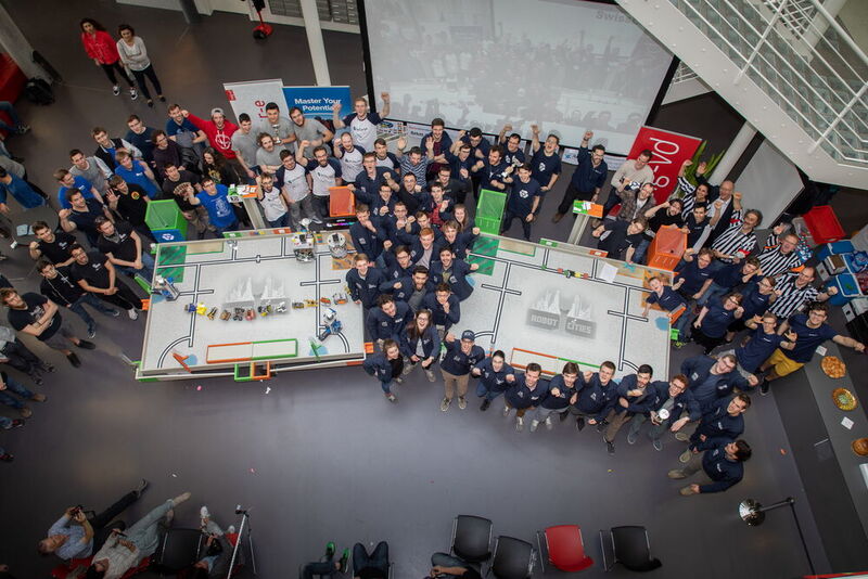 Les 21 équipes en lice à la Coupe suisse de robotique - « SwissEurobot Open » - dont neufs équipes étrangères, cinq de Belgique, deux de France et une équipe d’Allemagne. (Steve Plattner)