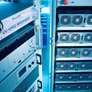 Leistungs-elektronische Wandler und stationäres Batterie-Speichersystem am Fraunhofer IISB.(Bild:  Fraunhofer/Bernd Müller)