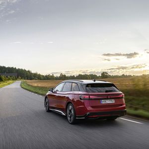 Keine andere Limousine und kein anderer Kombi von VW bieten aktuell eine höhere Performance.(Bild:  VW)