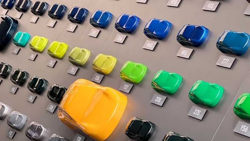 Alles so schön bunt hier: Das aktuelle Porsche-Farbportfolio umfasst beispielsweise 190 Töne. Dennoch bestimmen graue Autos heute das Straßenbild.(Bild:  autodrom)