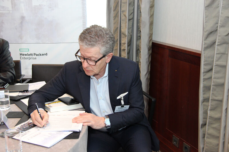 Hans-Hermann Schaber, Vorstandsvorsitzender der DATAGROUP AG, machte sich fleißig Notizen. (Bild: Vogel IT-Medien)