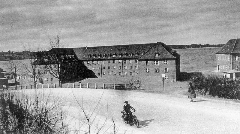 Im Jahr 1952 zog des KBA von Bielefeld nach Mürwik, einen Stadtteil Flensburgs. Es bezog mit 220 Mitarbeitern zunächst die Bonte-Kaserne bei Sonwik. (Bild: KBA)