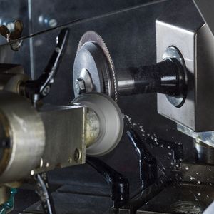 Hier wird beim Partner Ott + Heugel ein Sägeblatt gefertigt. Aber auch Fräser und Messer aus Hochleistungsstahl (HSS) und Vollhartmetall (VHM) gehören zum Produktportfolio.(Bild:  Oerlikon Balzers)