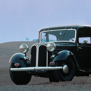 1933 verpasst BMW dem 303 einen neu konstruierten Sechszylinder. Zudem zeigt das Modell erstmals den BMW-typischen Doppelnieren-Kühlergrill.(Bild:  BMW)