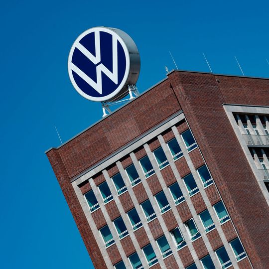 Das Logo von Volkswagen auf dem Dach des Markenhochhauses auf dem Werksgelände in Wolfsburg. Der Konzern hat am Freitag (8.5.) eine konkrete Planung für seine Batteriezellfabrik in Salzgitter vorgelegt. Baubeginn ist 2021.(Bild:  Swen Pförtner/dpa)