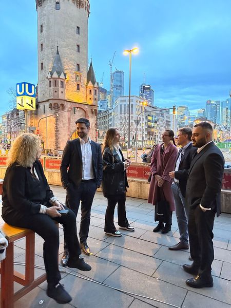 Das Samsung Team überlegt grad, wie alt dieses Türmchen sein mag. (Bild: Vogel IT-Medien GmbH)