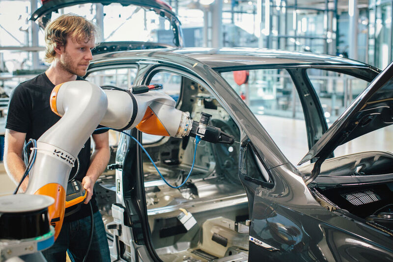 Volkswagen hat in seiner gläsernen Manufaktur in Dresden seine visuelle Inspektion mit einer No-Code-Lösung von Wandelbots automatisiert. (Bild: Volkswagen AG)