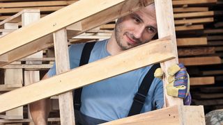 Die Transportpaletten der DIY-Branche bestehen im Unterschied zur Europalette häufig aus verschiedensten Größen und Typen. (Bild: Alba)