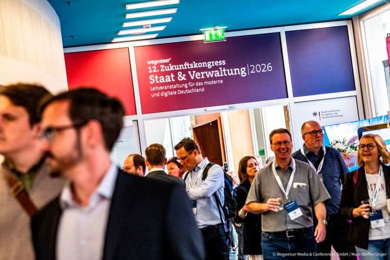 Knapp 1. 800 Teilnehmende kamen ins Berliner Kongresszentrum bcc am Alexanderplatz. In den  Foren, Arenen und Workshops mit über 350 Speakern sowie an den Ständen der über 90 Aussteller bot sich die Gelegenheit, sich über Lösungen für den modernen Staat auszutauschen.  (Bild: © Wegweiser Media & Conferences GmbH / Marc-Steffen Unger)