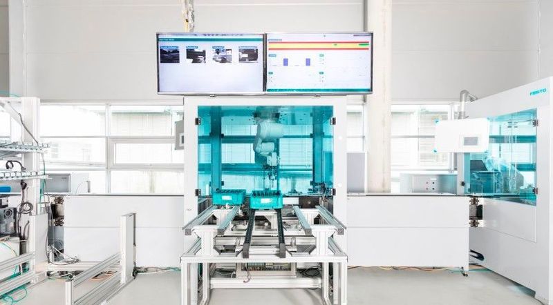 Sobald die Produktion läuft, werden aus allen Prozessschritten zeitsynchron Daten an ein Analysetool übermittelt. Als Datenbasis dienen Zustands- und Prozessinformationen aus allen
technischen Teilschritten der gesamten Prozesskette. (Fraunhofer IPA/Rainer Bez)