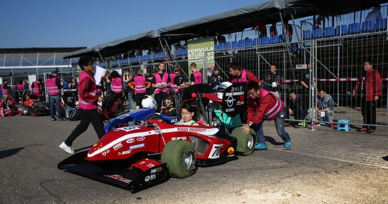 Bereits seit 10 Jahren kämpfen Studententeams aus aller Welt am Hockenheimring bei Formula Student Germany mit ihren selbstkonstruierten Rennboliden um den Sieg. (Formula Student Germany/ Buck)