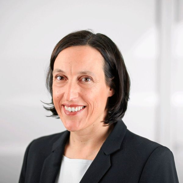 Susanne Dehmel, Geschäftsleiterin Recht & Sicherheit beim Bitkom: „Das Prinzip ‚ein Vorfall, eine Meldung‘ kann nur dann Realität werden, wenn die vielen Meldepflichten aus unterschiedlichen Regelwerken – etwa NIS2, Cyber Resilience Act, Datenschutz-Grundverordnung – konsequent aufeinander abgestimmt werden. Sonst bleibt es in der Praxis bei parallelen Meldewegen und unnötigem Aufwand.“ (Bild: Bitkom)