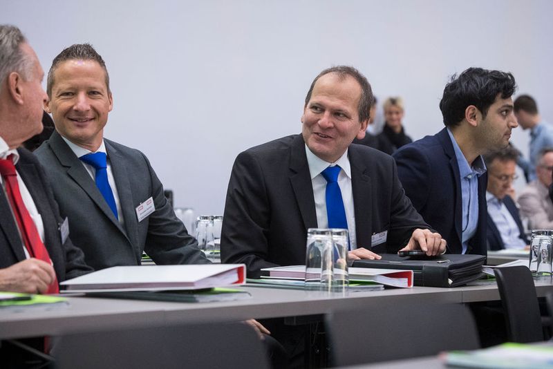 Während den Pausen nutzten die Besucher die Zeit zur Dikussion. (Thomas Entzeroth)