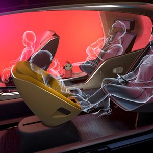 Der Einstieg erfolgt über Flügeltüren.(Bild:  VW)