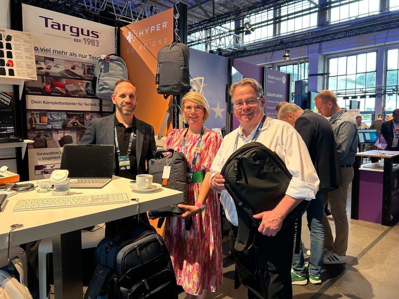 Die Mobilcomputertaschen und das Computerzubehör von Targus stellten (v. l.) Stefan Lehmann, Doreen Simons und Christian Bork vor.  (Bild: Vogel IT-Medien)